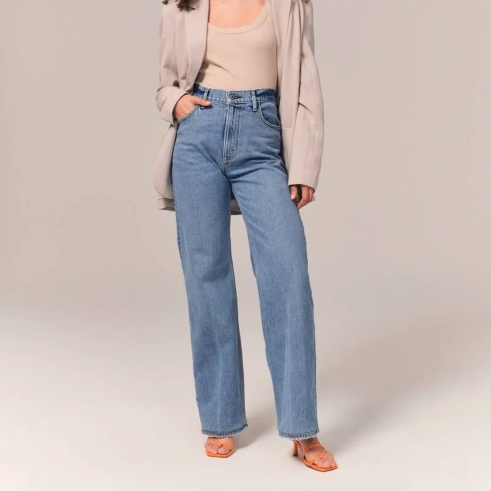 NWT Abercrombie & Fitch 90s Relaxed High Rise Jeans in medium wash size 27/4R